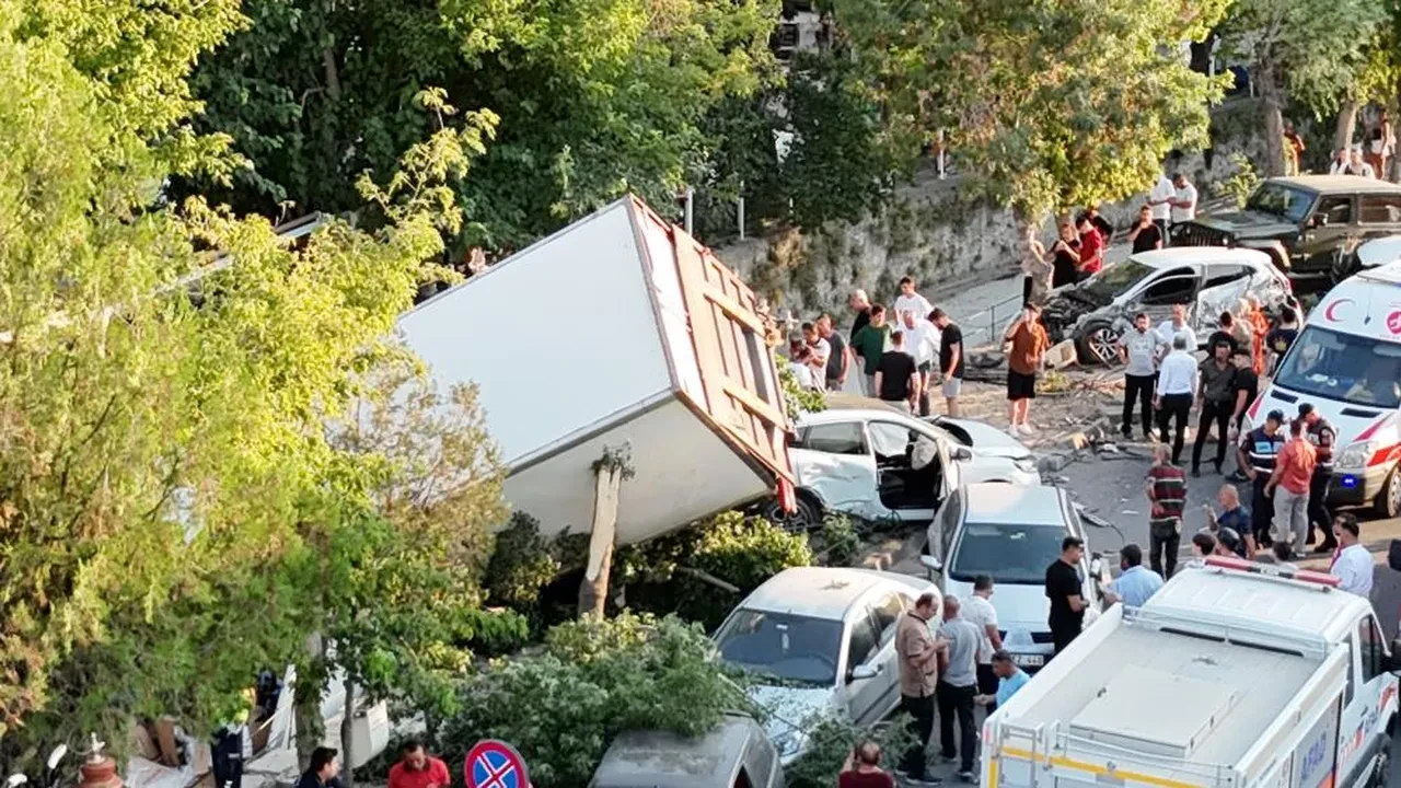 Ortalığı savaş alanına çeviren kaza! Freni patladı 10 araca çarpıp kanala uçtu
