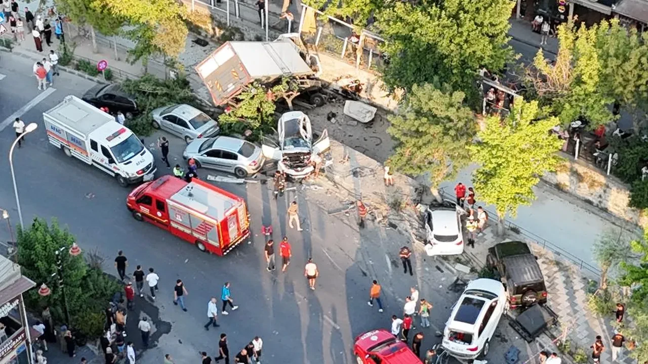 Ortalığı savaş alanına çeviren kaza! Freni patladı 10 araca çarpıp kanala uçtu
