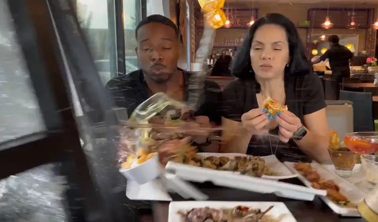 Restorandaki fenomenlere araba çarptı! O anlar kamerada