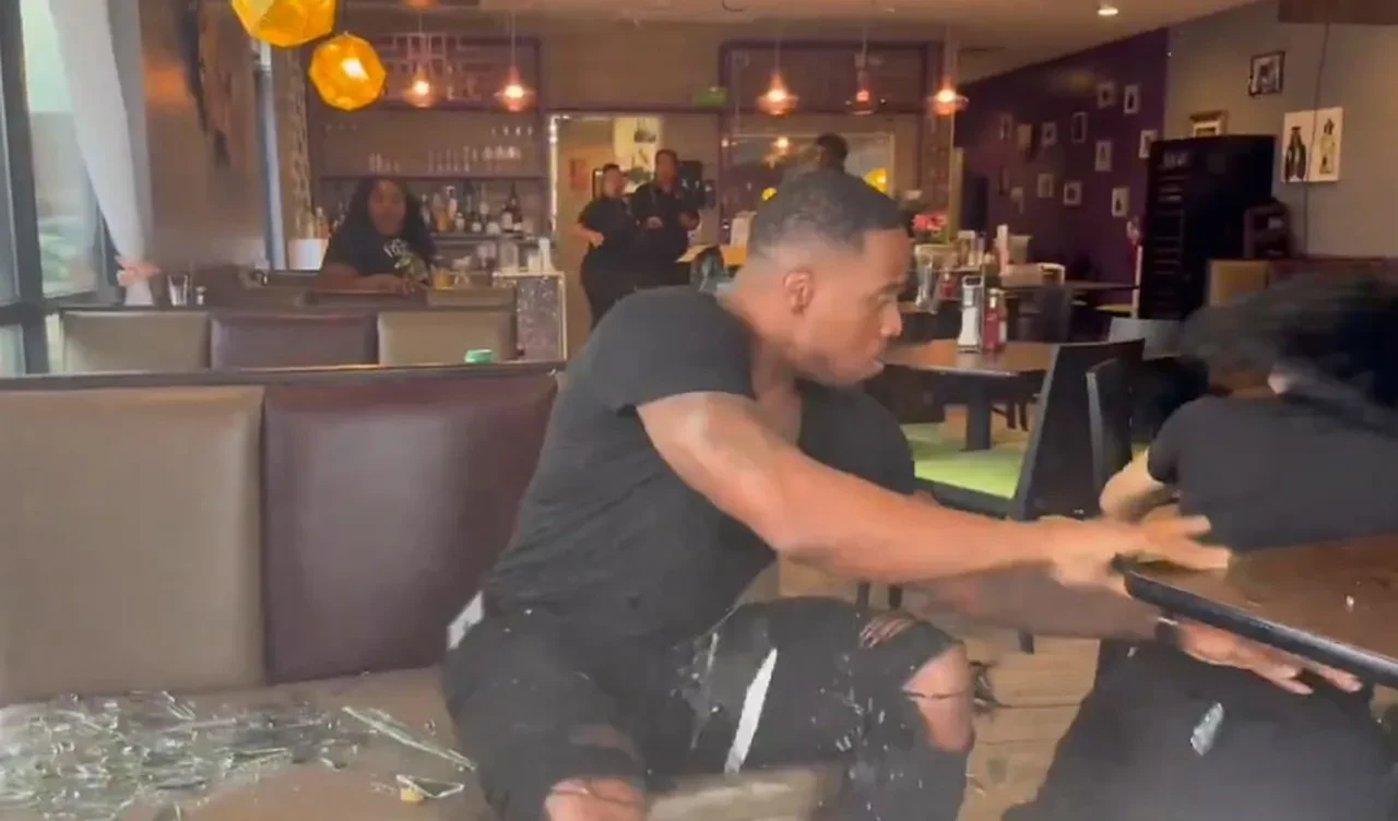 Restorandaki fenomenlere araba çarptı! O anlar kamerada