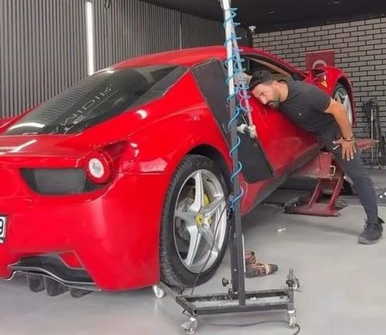 Tamir edeyim derken Ferrari'yi perte çıkardı! Tamirci Hakan Yılmaz açıkladı: 15 milyonu kim ödeyecek? 