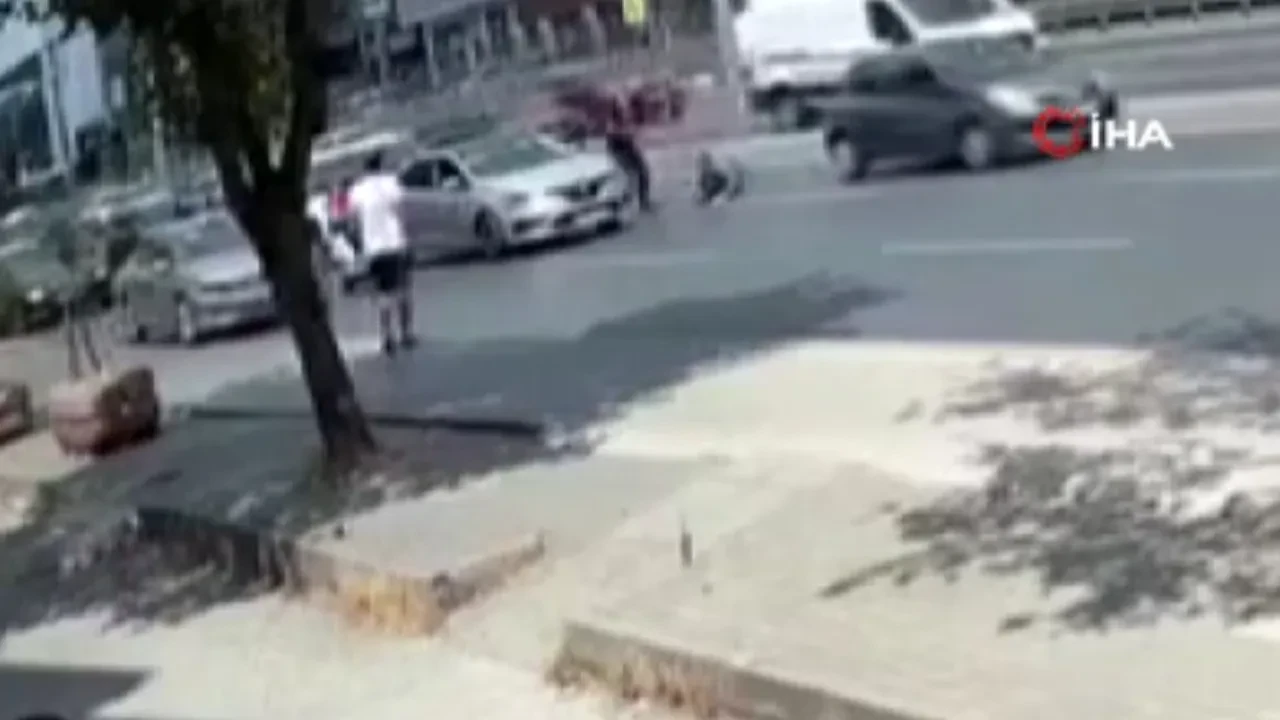 Tek yumrukla yere yığıldı! Yol verme kavgası kamerada 