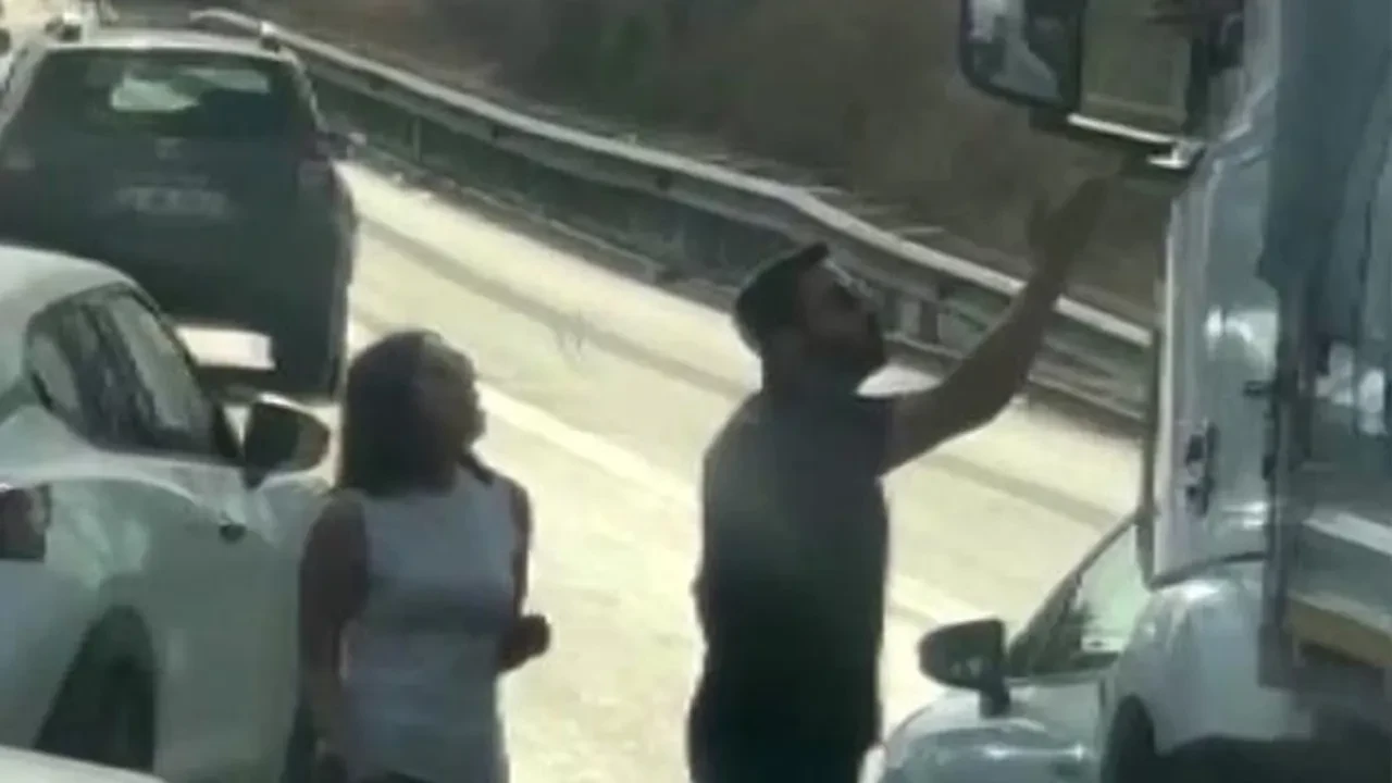 Tırın yolunu kesip, sürücüyle tartıştılar! O anlar kamerada