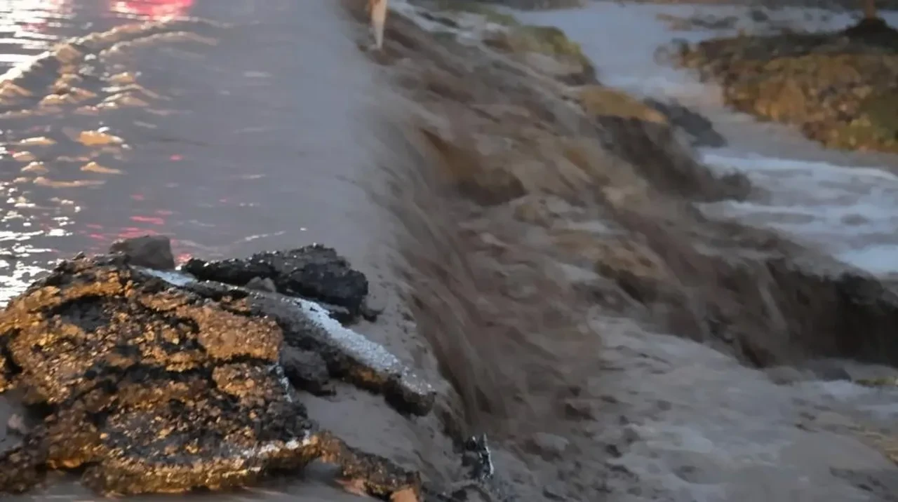 Aksaray-Nevşehir karayolunda sel: Gidiş ve geliş istikametleri trafiğe kapatıldı!