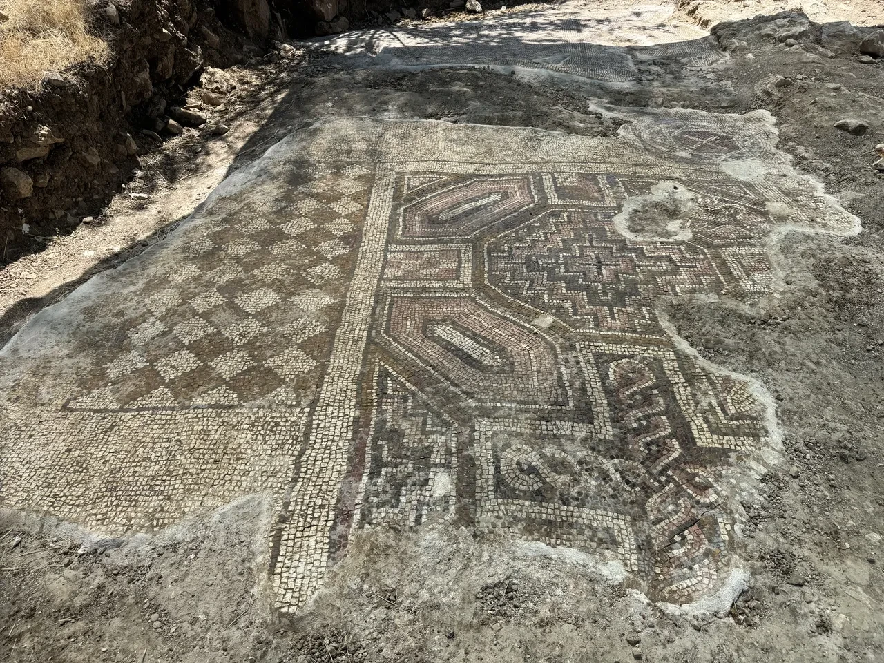 Diyarbakır'da mezar kazılırken çıktı! Haç motifli Davud Yıldızı: Yazılanlar ne anlama geliyor?