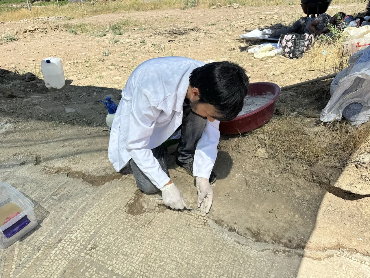 Diyarbakır'da mezar kazılırken çıktı! Haç motifli Davud Yıldızı: Yazılanlar ne anlama geliyor?