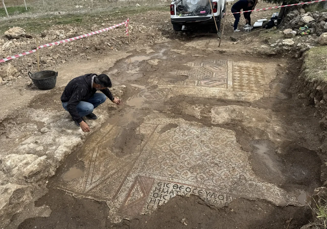 Diyarbakır'da mezar kazılırken çıktı! Haç motifli Davud Yıldızı: Yazılanlar ne anlama geliyor?