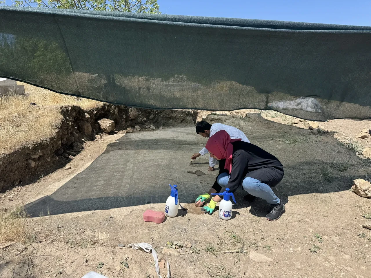 Diyarbakır'da mezar kazılırken çıktı! Haç motifli Davud Yıldızı: Yazılanlar ne anlama geliyor?
