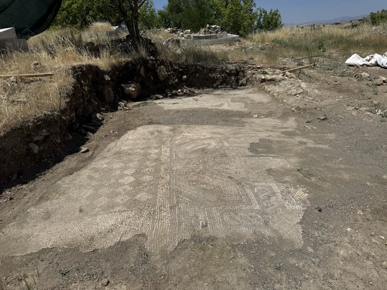 Diyarbakır'da mezar kazılırken çıktı! Haç motifli Davud Yıldızı: Yazılanlar ne anlama geliyor?