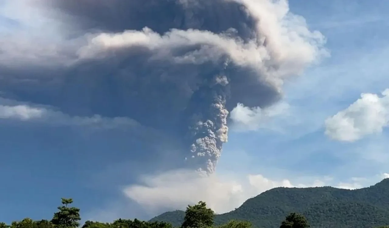 Endonezya'daki Lewotobi Laki-Laki Yanardağı faaliyete geçti! Patlama meydana geldi