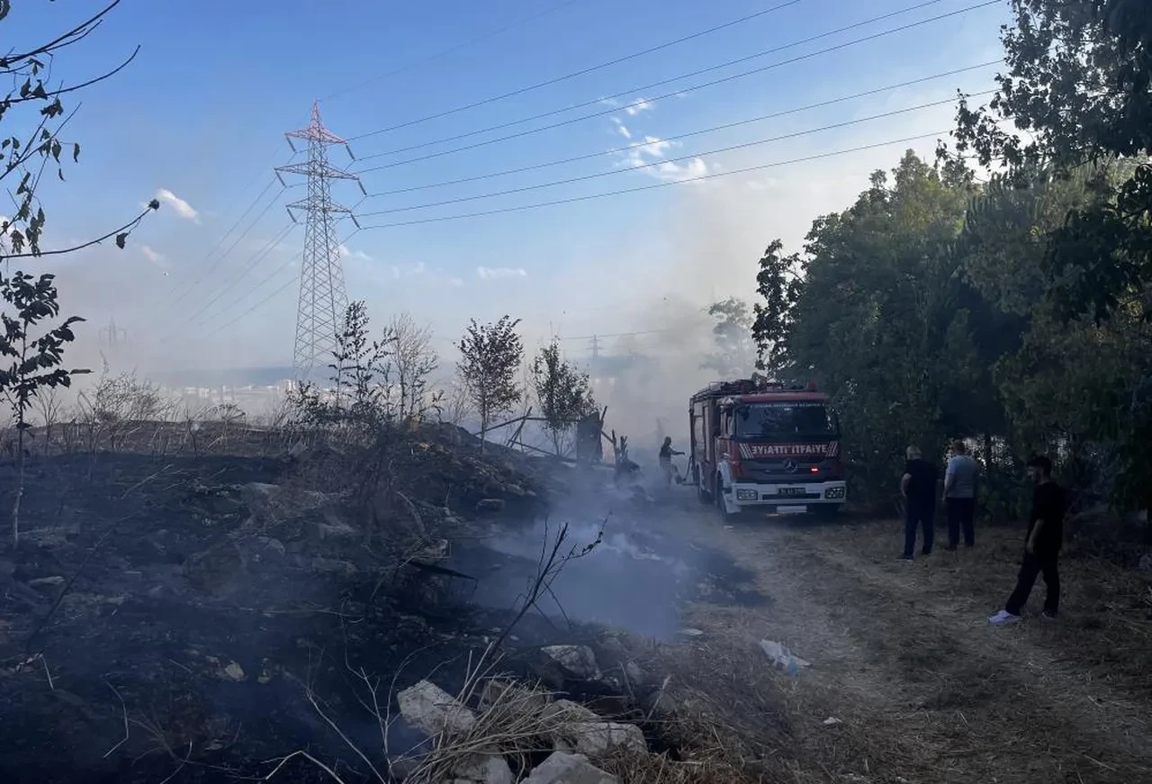Esenyurt'ta korkutan yangın! Dumanlar gökyüzünü kapladı