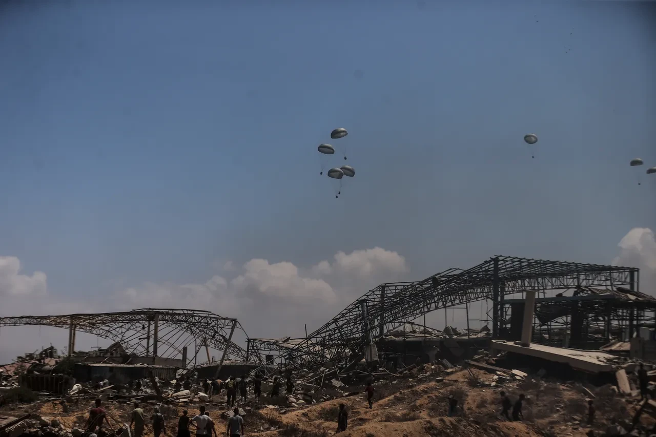 Gazze'ye havadan yardım malzemesi indirildi