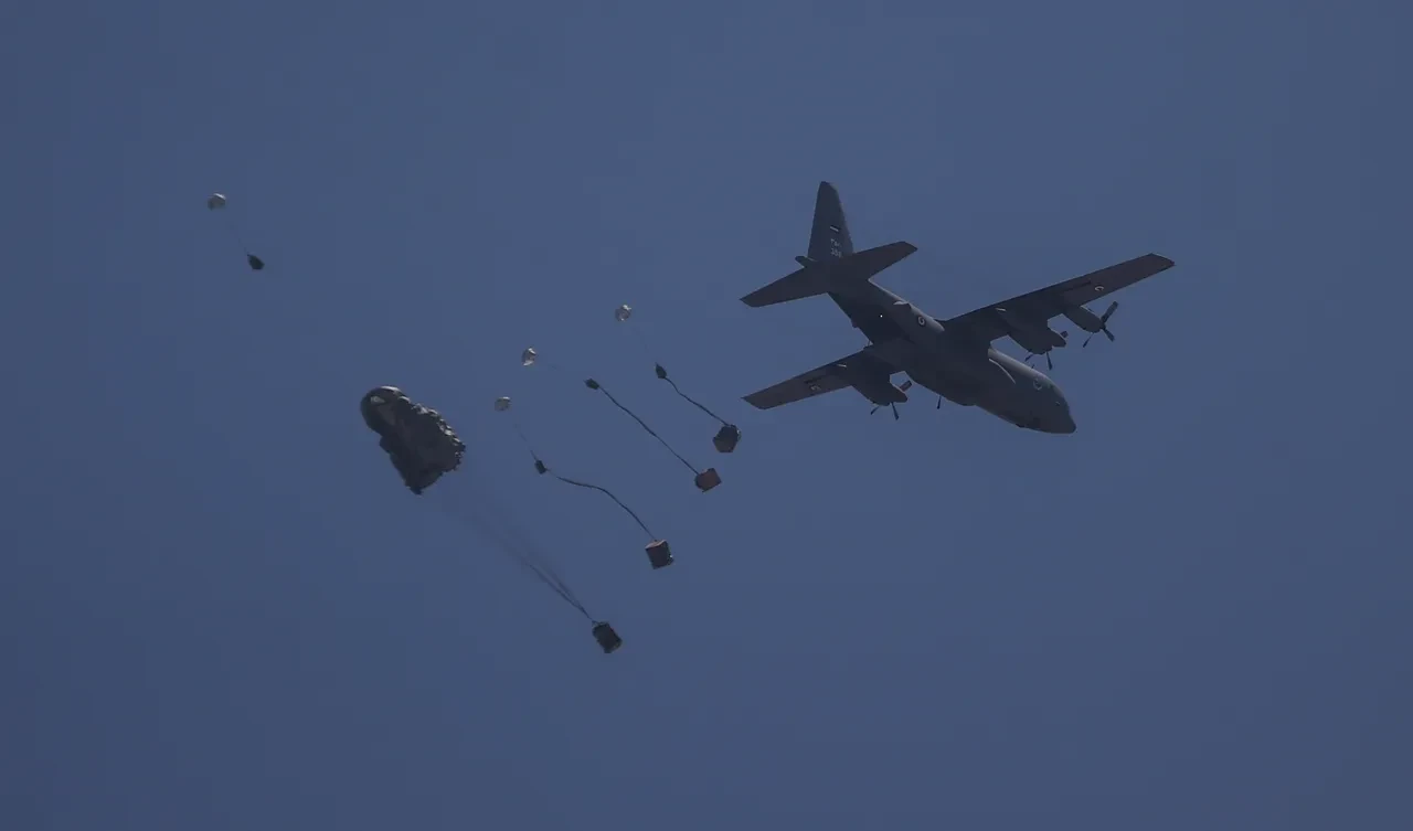 Gazze'ye havadan yardım malzemesi indirildi