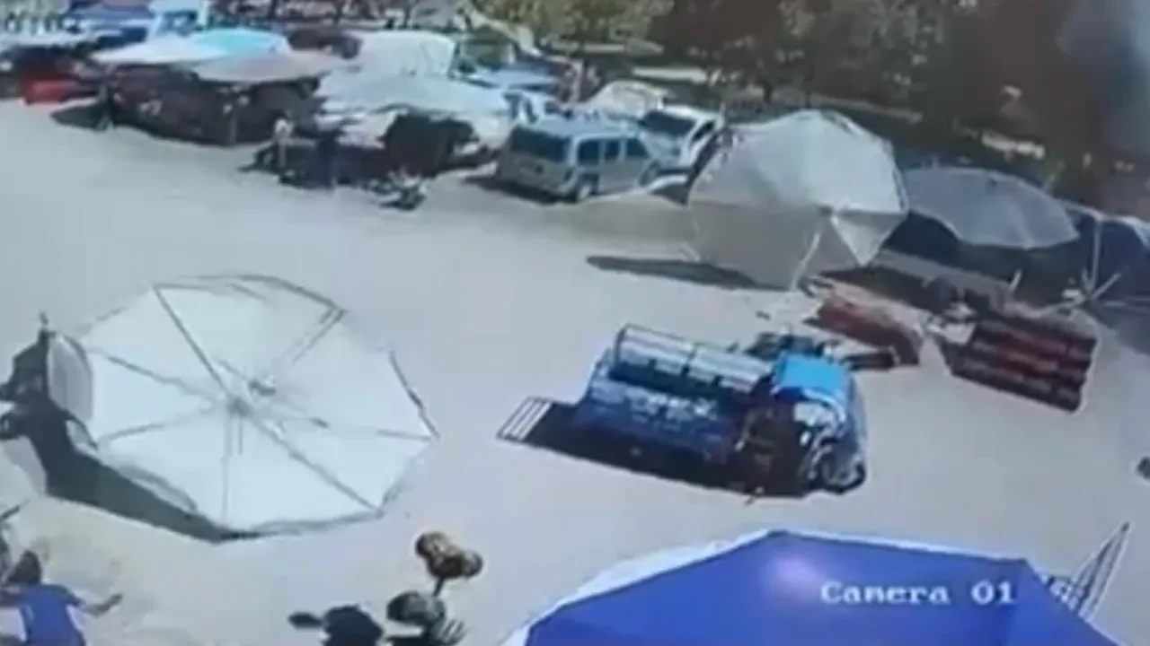 Hamile kadın ve çocuğu ölümden döndü! Pazarda akılalmaz kaza