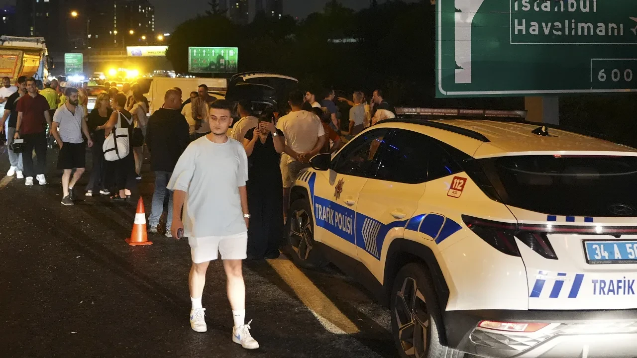 İstanbul'da zincirleme trafik kazası! 16 araç birbirine girdi