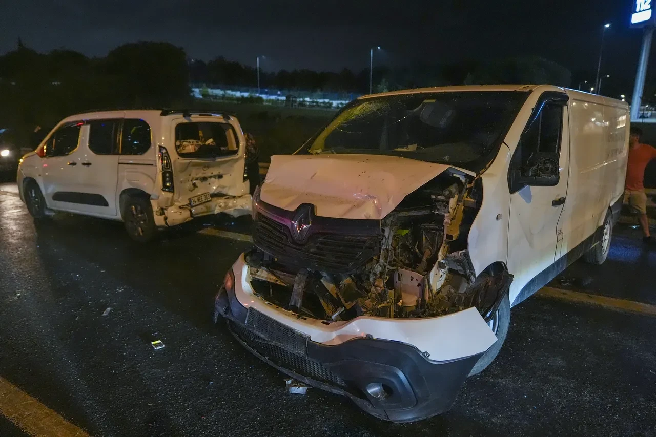 İstanbul'da zincirleme trafik kazası! 16 araç birbirine girdi