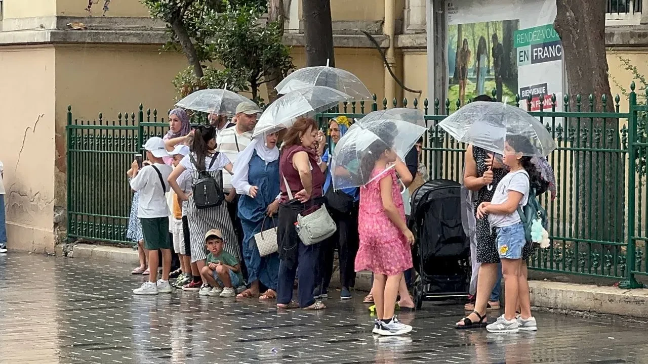 İstanbullunun beklediği sağanak yağış başladı! Sıcaklıklar 10 derece birden düştü