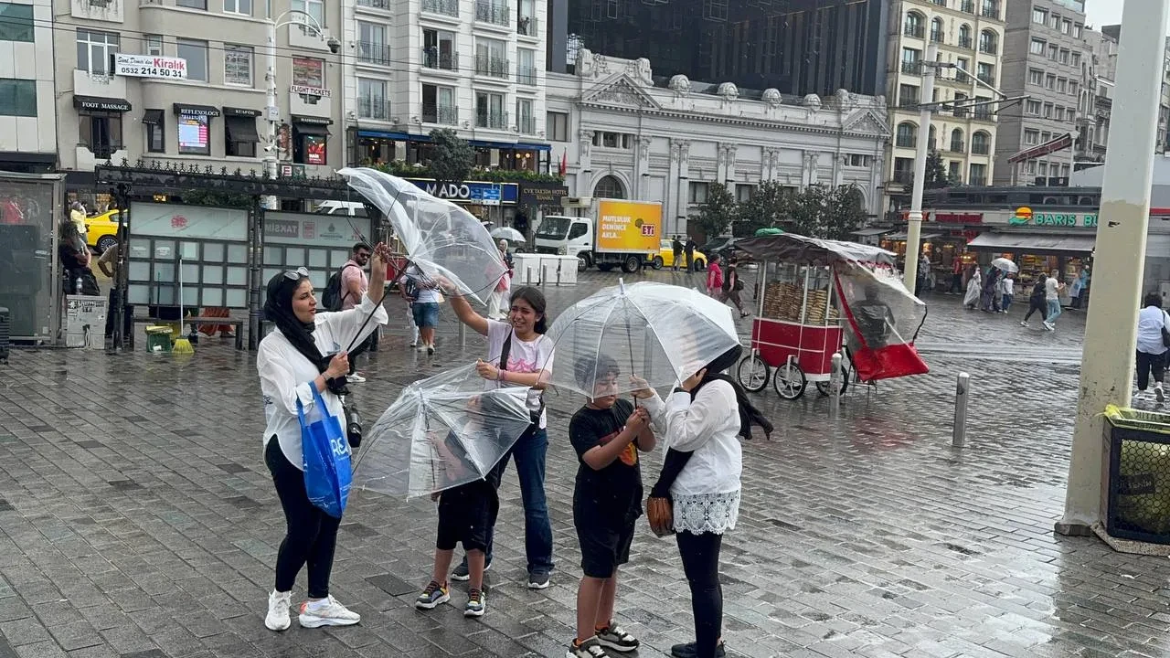 İstanbullunun beklediği sağanak yağış başladı! Sıcaklıklar 10 derece birden düştü
