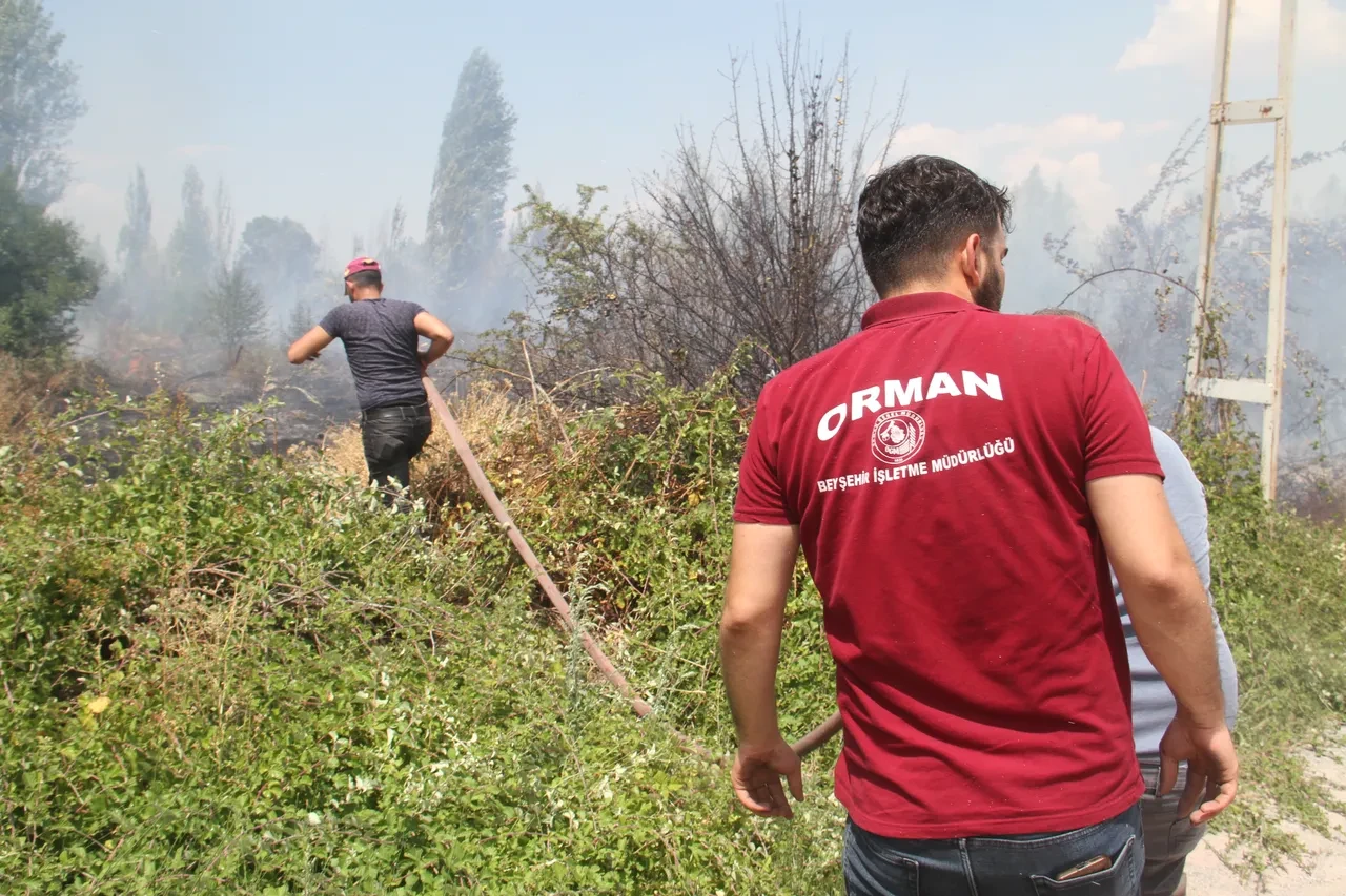 Konya'da yürekleri ağza getiren yangın! Rüzgarın etkisiyle ağaçlık alana sıçradı