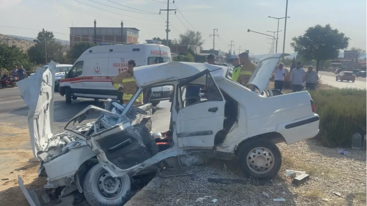 Manisa’da korkunç kaza: Otomobil hurdaya döndü, karı-koca can verdi!