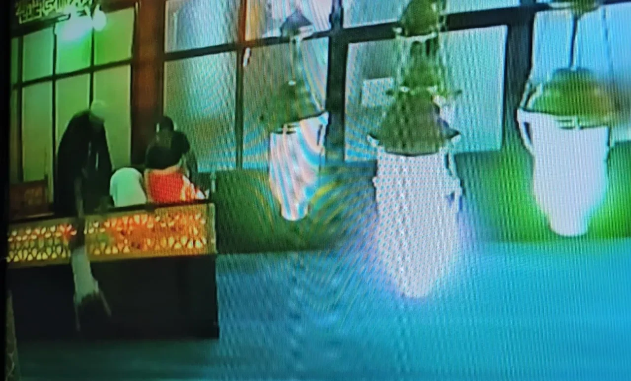 Namazı bozup yüksekten düşen çocuğu havada yakaladı: İmamın sözleri ders verdi