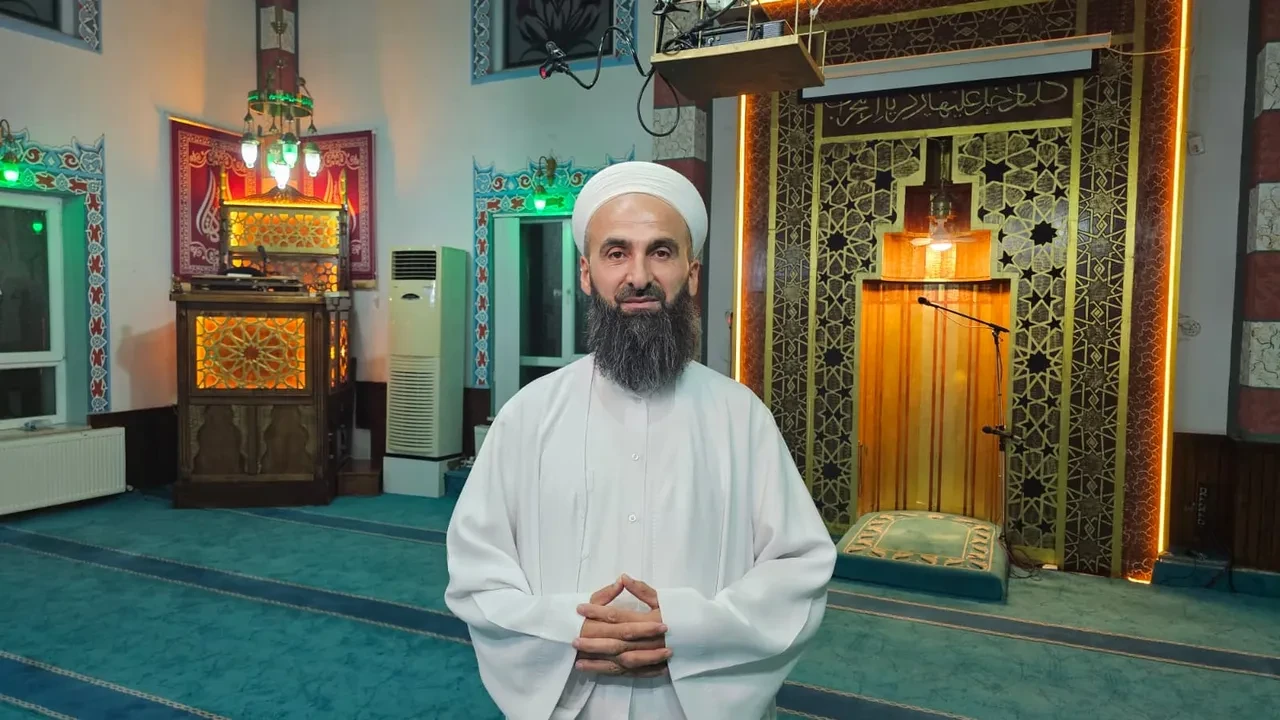 Namazı bozup yüksekten düşen çocuğu havada yakaladı: İmamın sözleri ders verdi