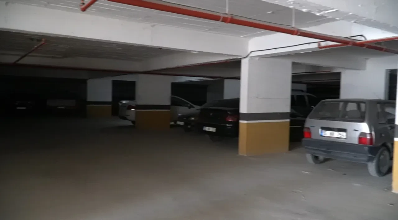 Site otoparkında şoke eden olay! Araçlara tek tek zarar verdi! O anlar kamerada