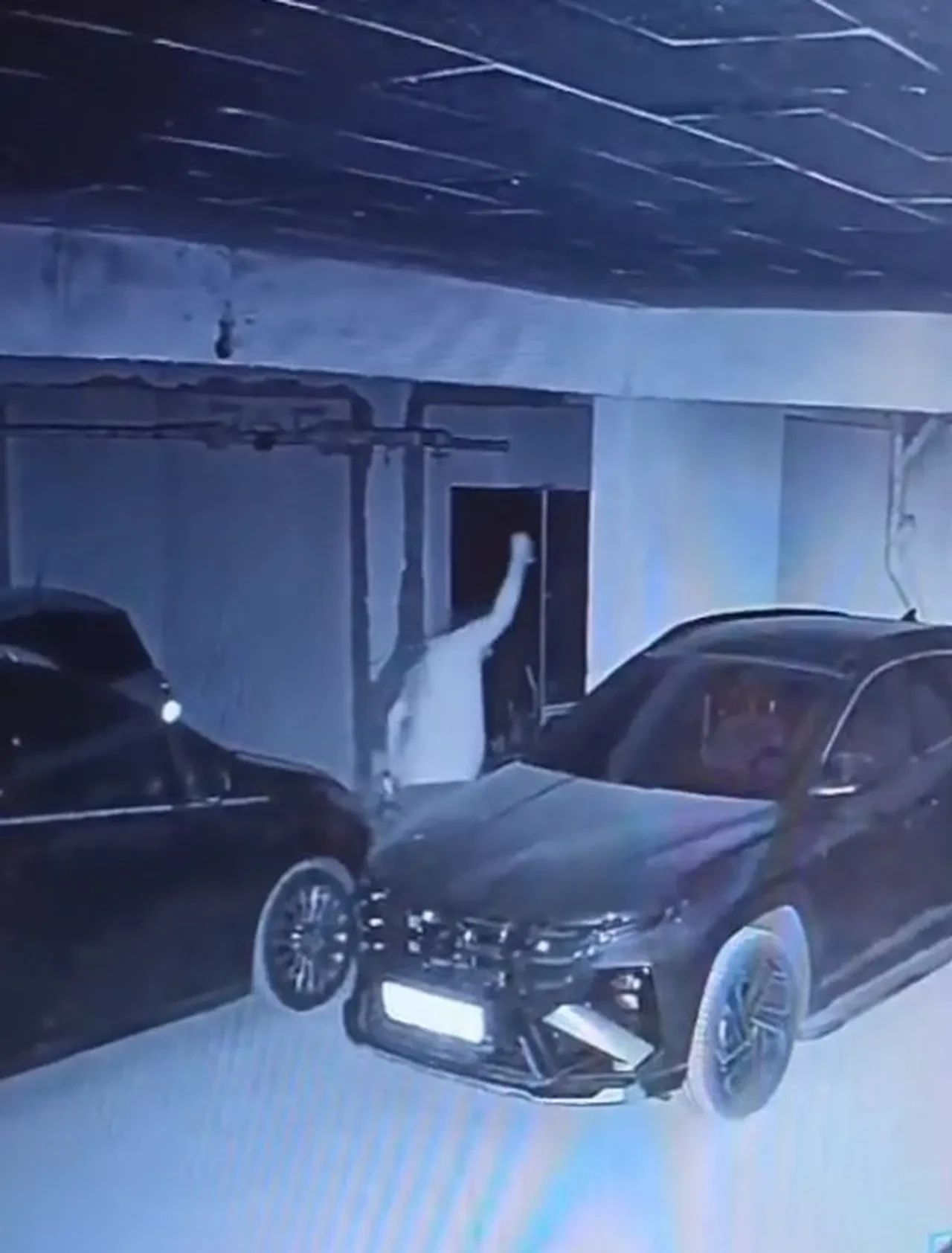 Site otoparkında şoke eden olay! Araçlara tek tek zarar verdi! O anlar kamerada