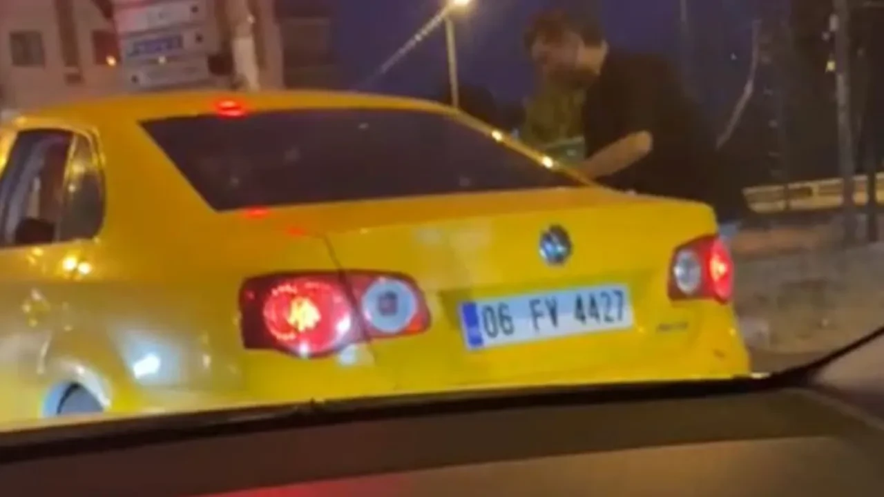 Takside dehşet! Tartıştığı kadını tekmeleyerek darp etti