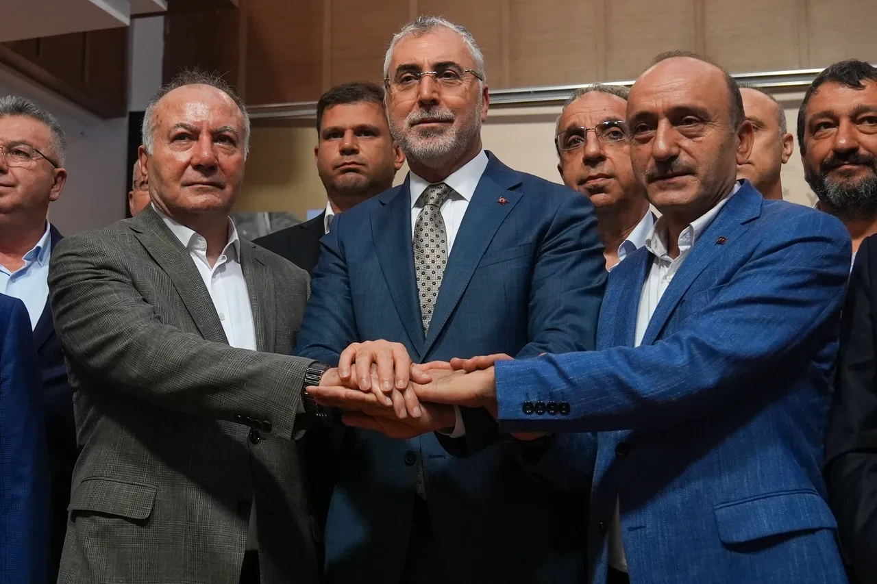 Toplu sözleşme protokolü imzalandı: Bakan Işıkhan'dan kamu işçisi zammına ilişkin açıklama