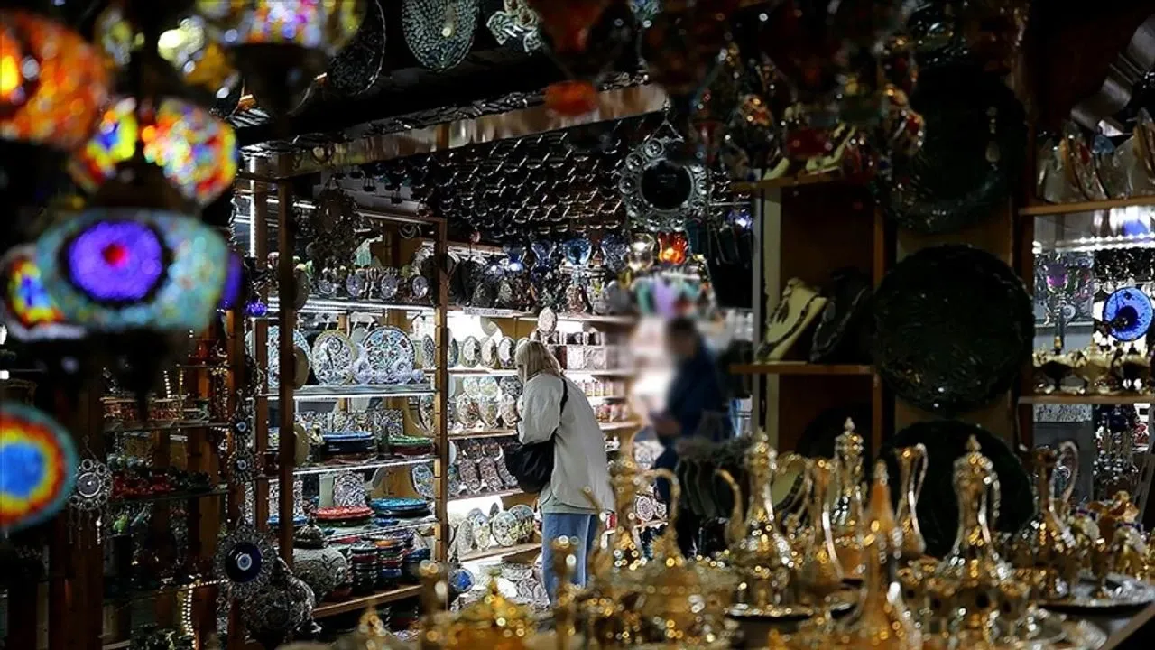 Turistlerden hediyelik eşya alışverişi için rekor harcama
