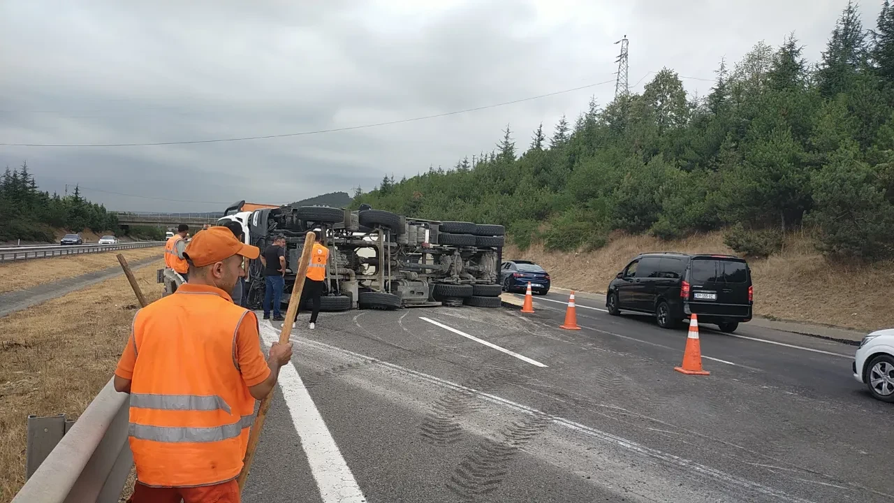 Anadolu Otoyolu'nda kamyon devrildi! İstanbul yönünde trafik durdu