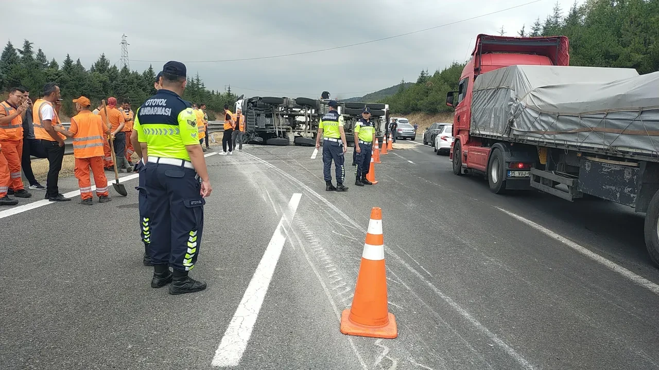 Anadolu Otoyolu'nda kamyon devrildi! İstanbul yönünde trafik durdu