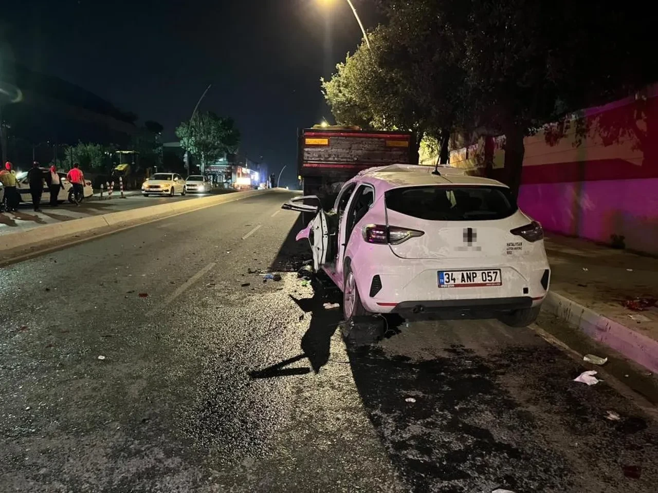 Arabanın hali kazanın dehşetini ortaya koydu! Park halindeki tıra ok gibi saplandı: Ölü ve yaralılar var