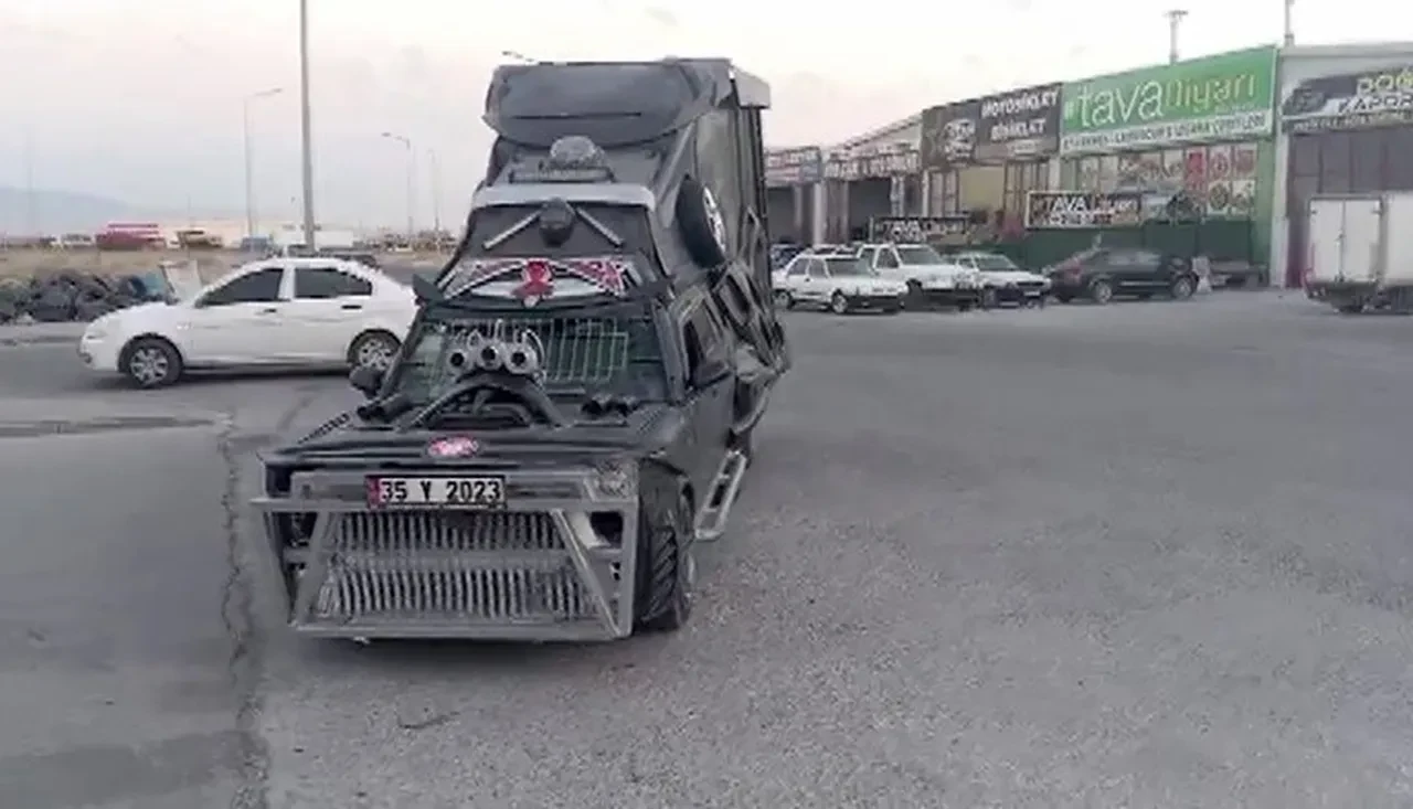 Aracını tanka çevirdi! Trafikte görenler şaşkına döndü! 