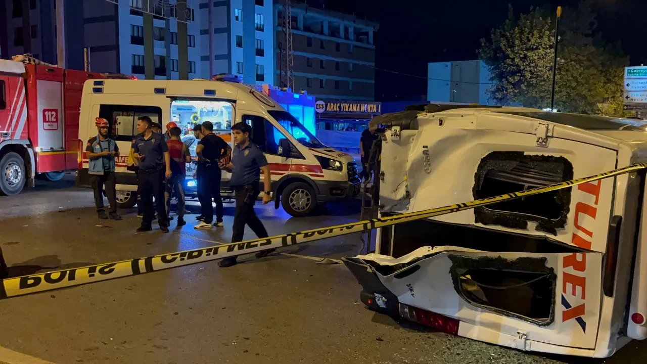 Aşırı hız yapan sürücü kursu aracı minibüsle çarpıştı: 10 yaralı