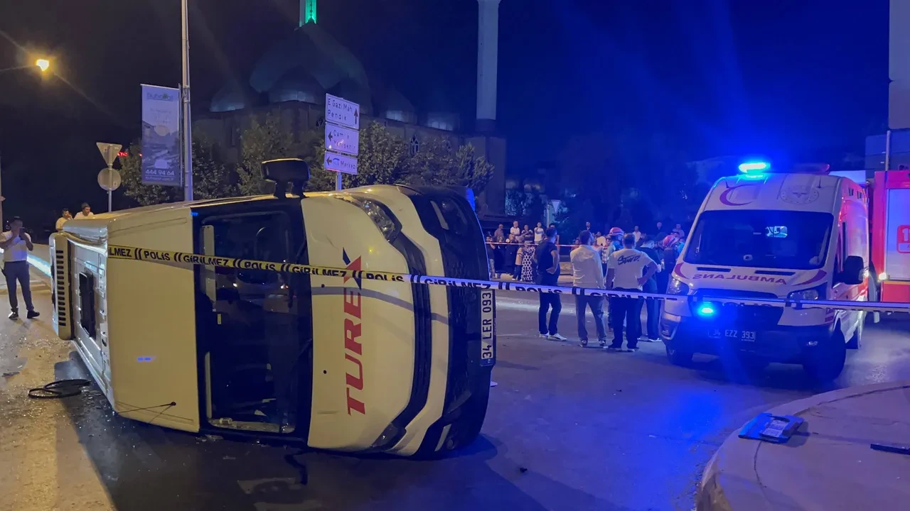 Aşırı hız yapan sürücü kursu aracı minibüsle çarpıştı: 10 yaralı