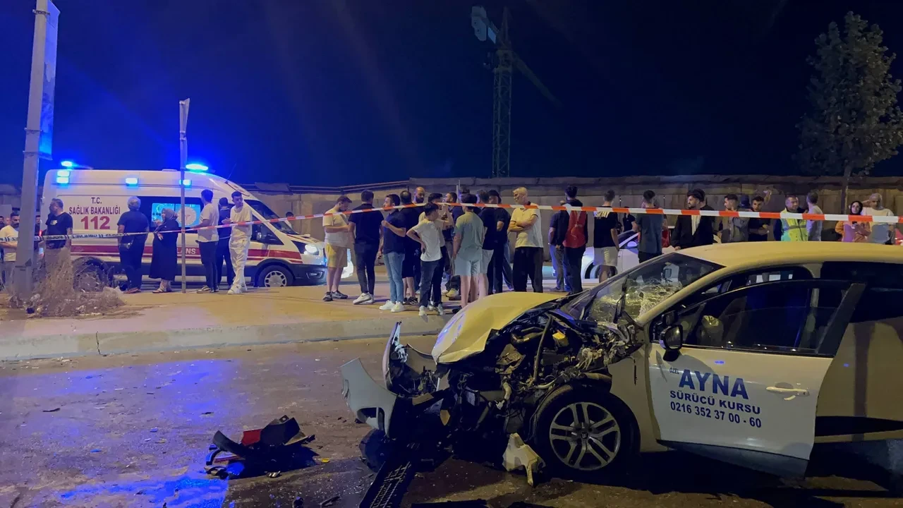 Aşırı hız yapan sürücü kursu aracı minibüsle çarpıştı: 10 yaralı