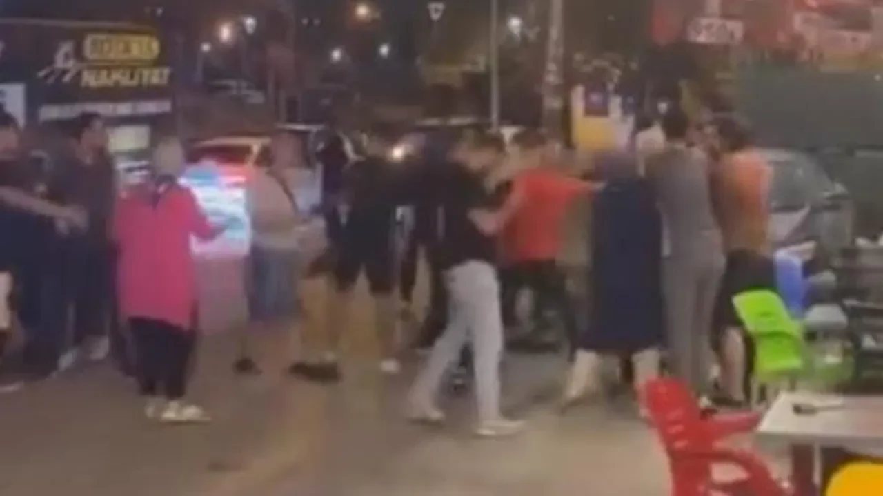 Esnaf kavgasında sandalyeler havada uçuştu!