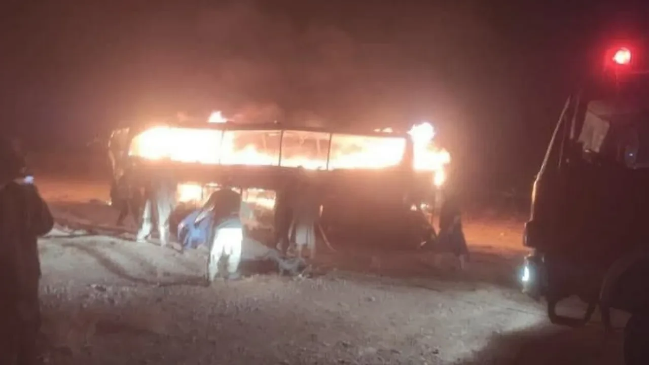İran sınırında katliam gibi otobüs kazası! En az 71 kişi yanarak can verdi