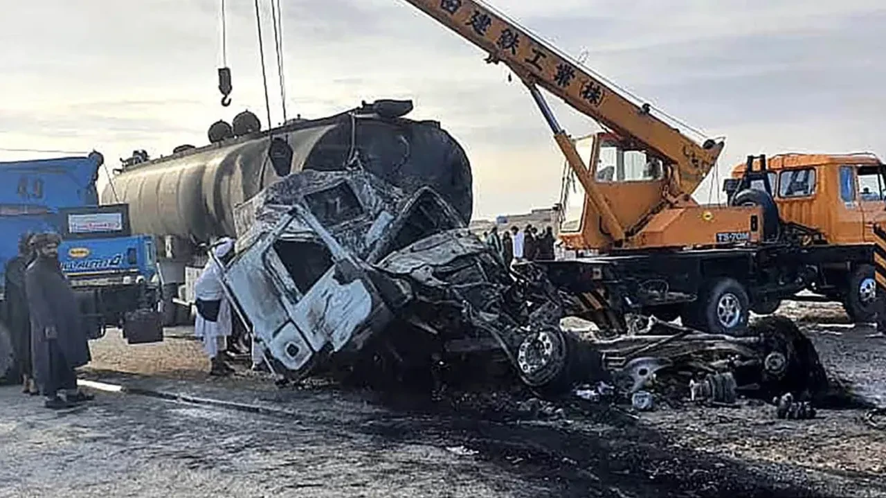 İran sınırında katliam gibi otobüs kazası! En az 71 kişi yanarak can verdi