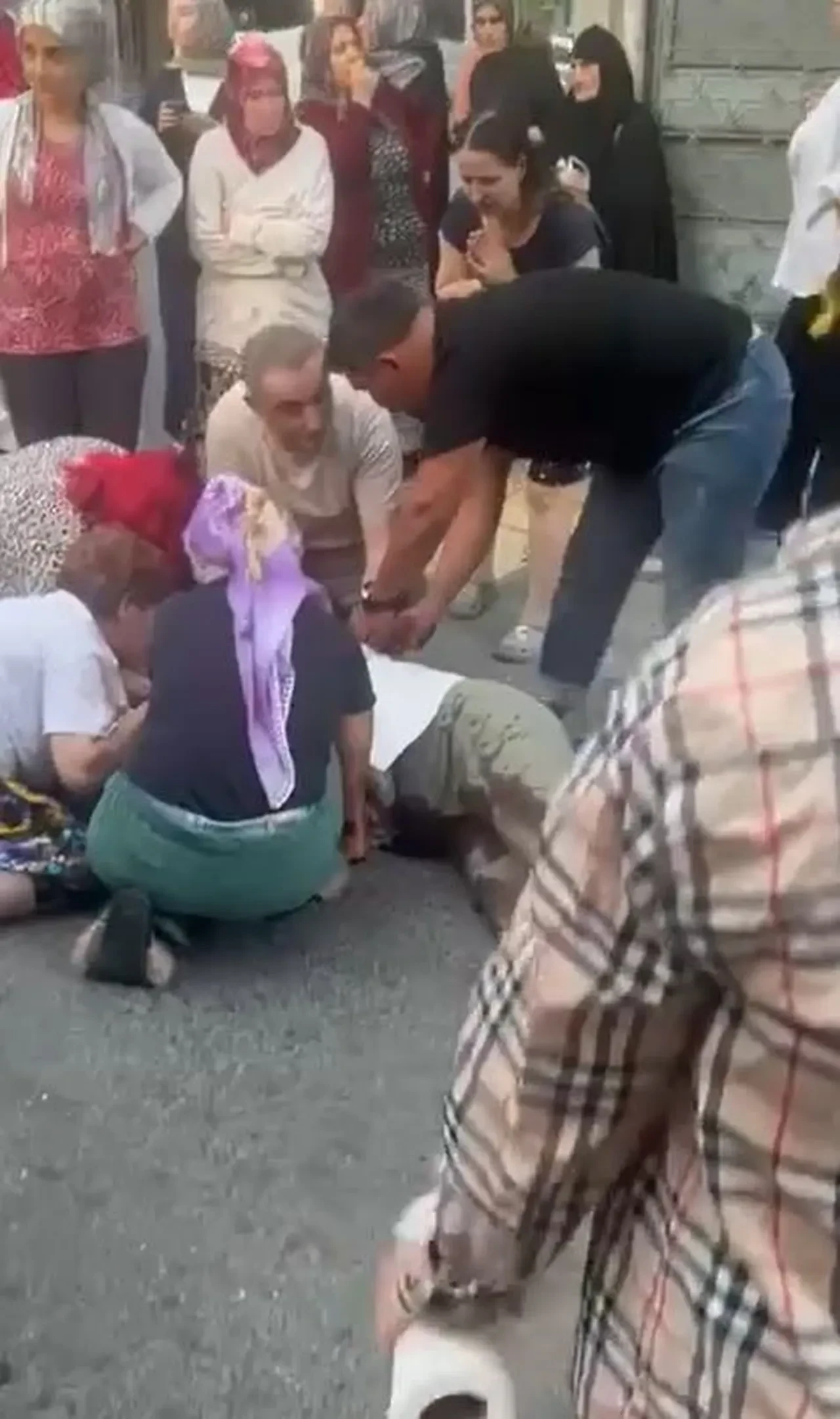 İstanbul'da dehşete düşüren olay! Kız arkadaşını bıçakladı, mahalleli linç etti 