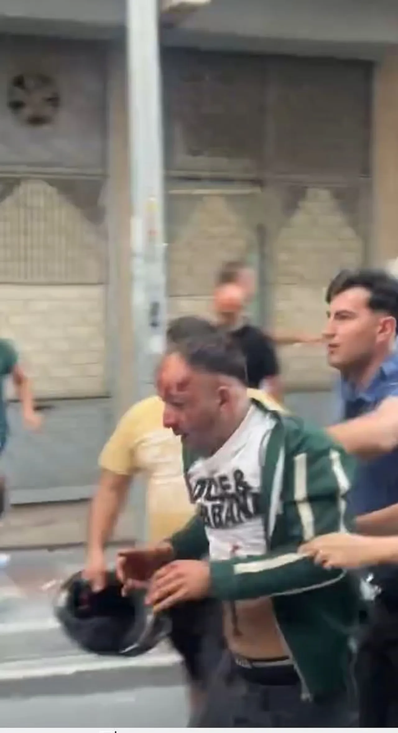 İstanbul'da dehşete düşüren olay! Kız arkadaşını bıçakladı, mahalleli linç etti 