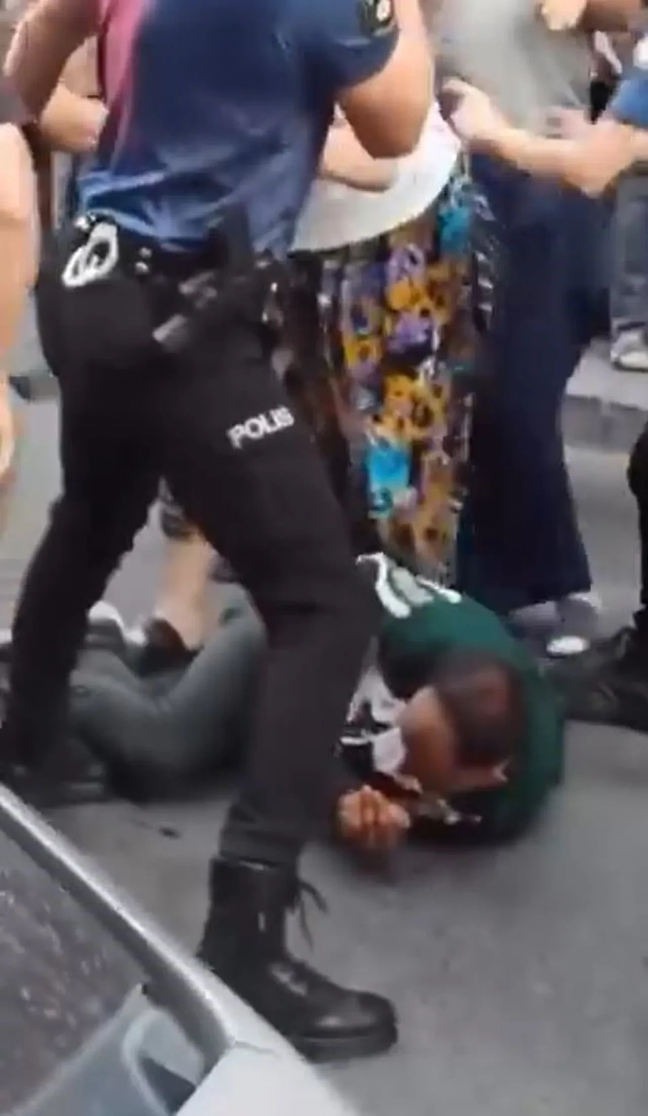 İstanbul'da dehşete düşüren olay! Kız arkadaşını bıçakladı, mahalleli linç etti 