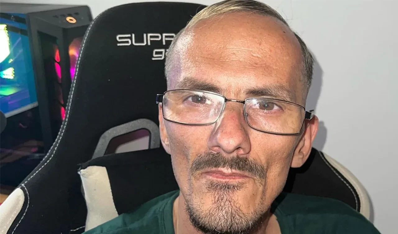 İzleyiciler seslendi, arkadaşı dürttü! Ünlü yayıncı canlı yayında hayatını kaybetti