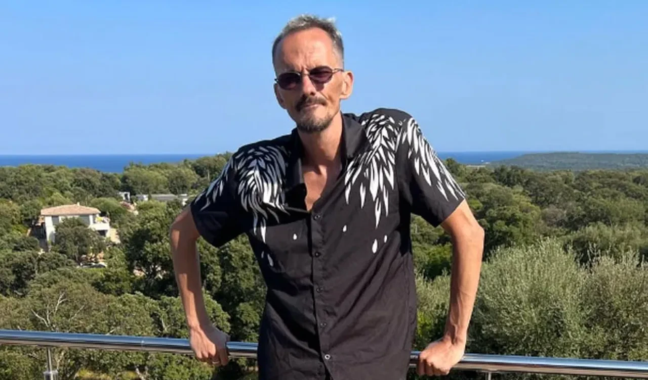 İzleyiciler seslendi, arkadaşı dürttü! Ünlü yayıncı canlı yayında hayatını kaybetti