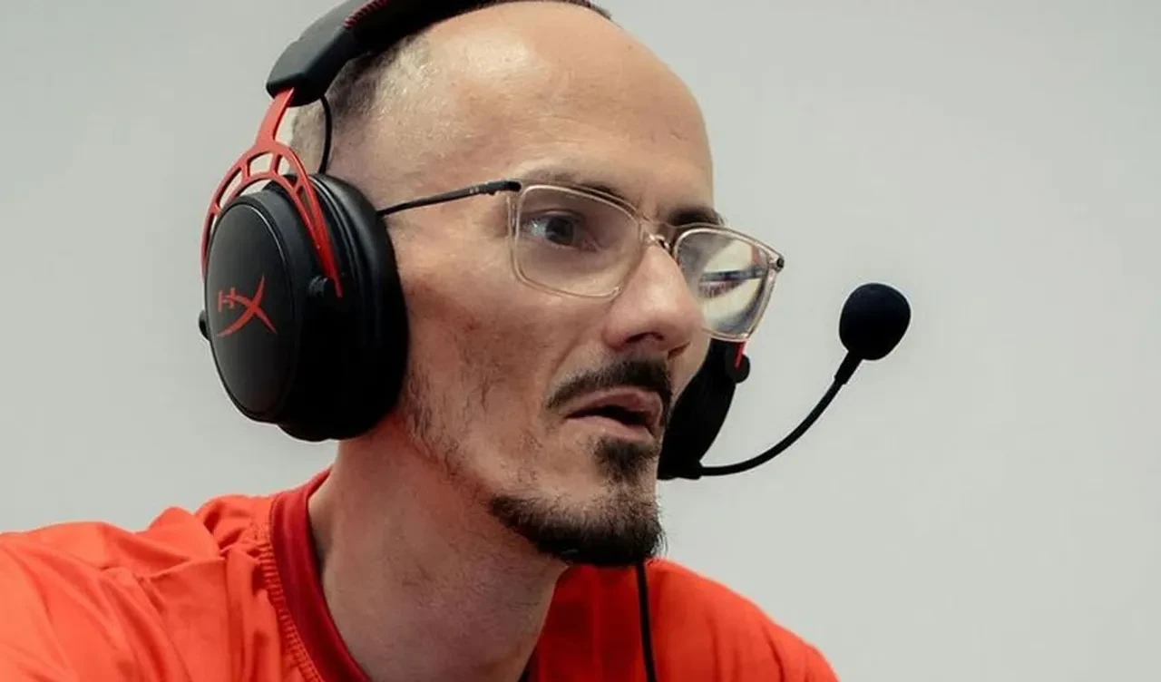 İzleyiciler seslendi, arkadaşı dürttü! Ünlü yayıncı canlı yayında hayatını kaybetti