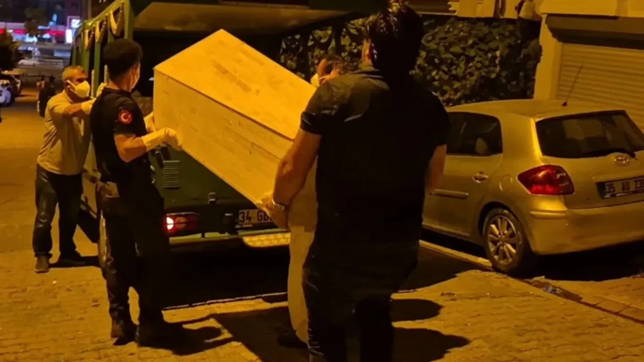 Komşular ihbar etti, eve giren ekipler korkunç manzarayla karşılaştı