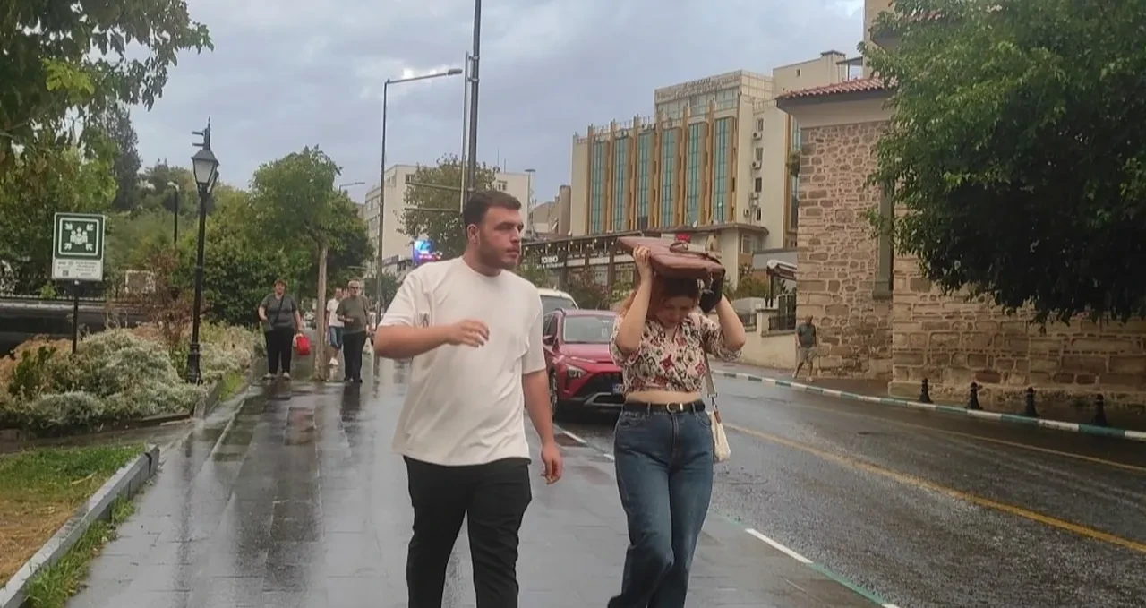 Meteoroloji saat verdi: Üç koldan yağış vuracak! İstanbul'a uyarı