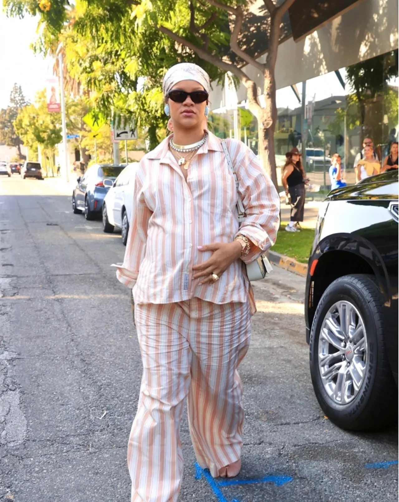 Rihanna sokakta pijamayla dolaştı! Herkes Avrupa Yakası Gaffur'a benzetti